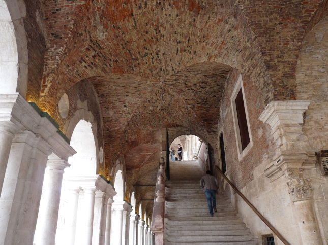Basílica Palladiana. Escalera a la logia superior.